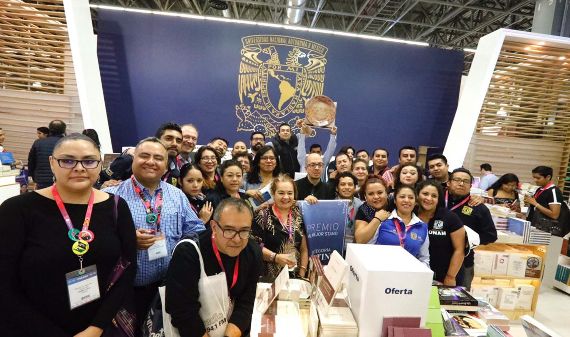 GUADALAJARA, JALISCO, 03DICIEMBRE2019.- La Universidad Nacional Autónoma de México obtuvo el premio al mejor estand, en la categoría Platino, en la Feria Internacional del Libro (FIL) de Guadalajara 2019, el encuentro editorial y literario más importante en el mundo de habla hispana. Es la tercera ocasión que la UNAM recibe este reconocimiento, pues en 2013 y 2016 también se hizo acreedora a la distinción que otorga la Feria a esos montajes. El coordinador de Difusión Cultural, Jorge Volpi, agradeció el reconocimiento a nombre del rector, Enrique Graue Wiechers, y felicitó al equipo de la Dirección General de Publicaciones y Fomento Editorial, quienes hicieron posible el pabellón. El jurado, integrado por diseñadores, arquitectos, empresarios y profesores, decidió premiar a esta casa de estudios en la vigésima quinta edición del concurso, luego de evaluar criterios como diseño, distribución del espacio, funcionalidad, impacto visual, originalidad y vialidad. FOTO: UNAM /CUARTOSCURO.COM