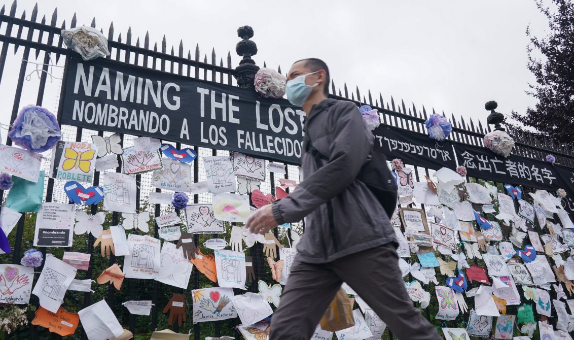 28/05/2020 28 May 2020, US, New York: A man wearing a mask walks past a memorial for Coronavirus (Covid-19) victims hangs from a fence at the entrance to The Green-Wood Cemetery. Photo: Bryan Smith/ZUMA Wire/dpa POLITICA INTERNACIONAL Bryan Smith/ZUMA Wire/dpa