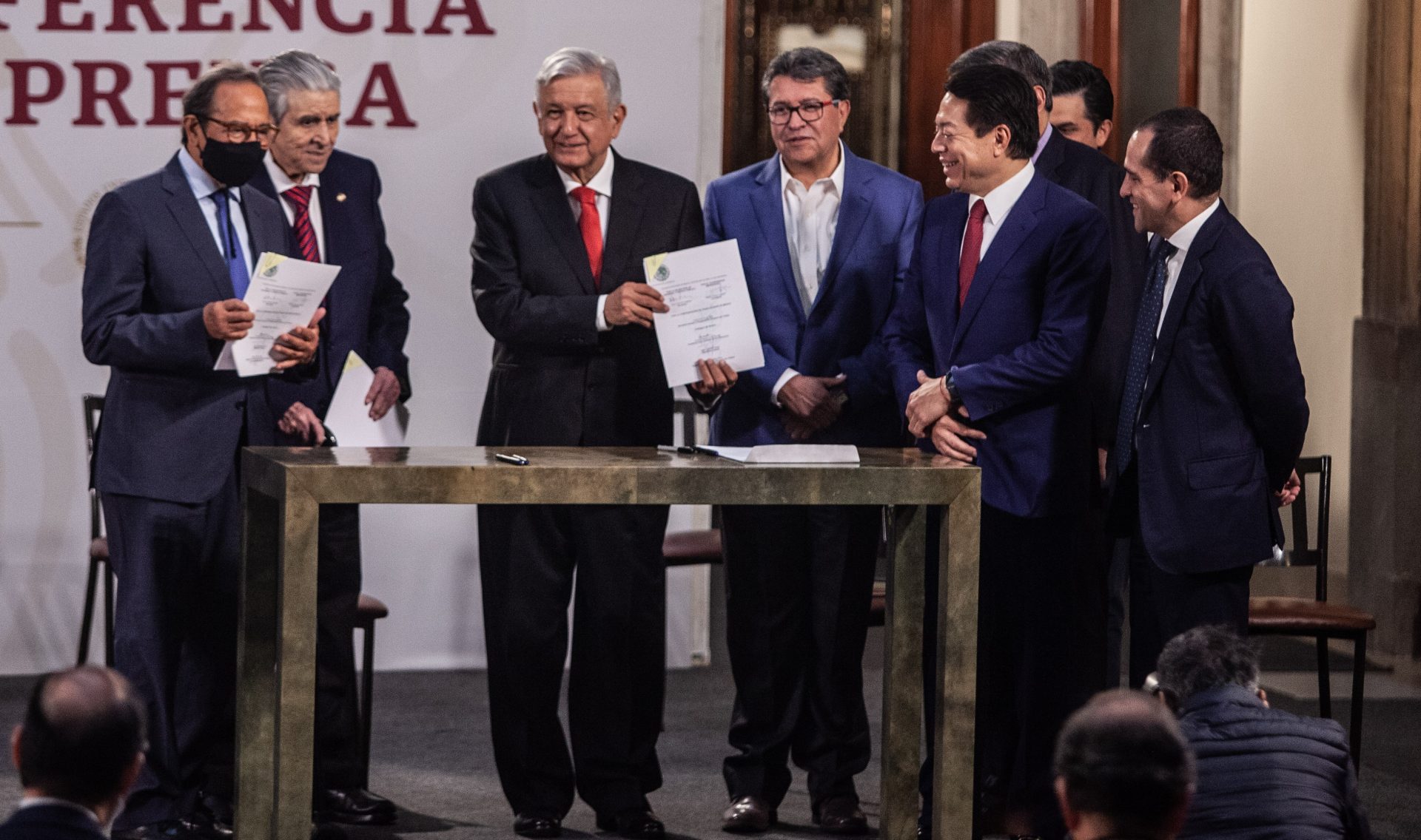 CIUDAD DE MÉXICO, 22JULIO2020.-Andrés Manuel López Obrador, presidente de México acompañado de Arturo Herrera Gutiérrez, secretario de Hacienda y crédito Público; Ricardo Monreal Ávila, presidente de la Junta de Coordinación Política de la Cámara de Senadores; Mario Delgado Carrillo, presidente de la Junta de Coordinación Política de la Cámara de Diputados; Zóe Robledo Aburto, director general del IMSS; Carlos Salazar Lomelín, Presidente del Consejo Coordinador Empresarial; Carlos Aceves del Olmo, secretario general de la Confederación de Trabajadores de México (CTM) y Julio Scherer Ibarra, consejero jurídico de la presidencia, durante la conferencia matutina en el Palacio Nacional. FOTO: ANDREA MURCIA/CUARTOSCURO.COM