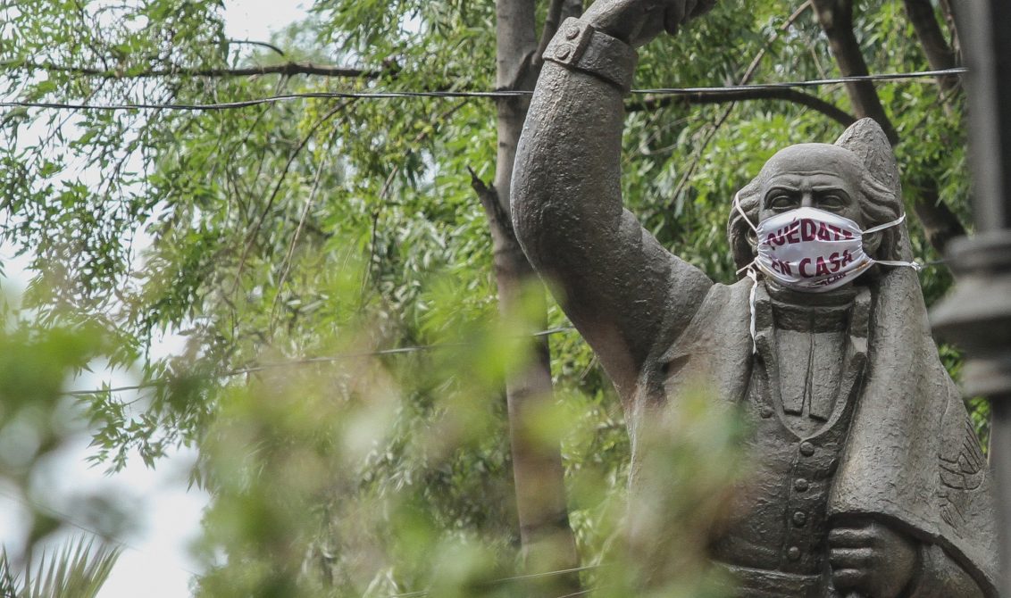 CIUDAD DE MEXICO, 14JULIO2020.- Con el objetivo de reforzar las medidas para evitar la propagación de COVID-19, autoridades Coyoacan, mantienen cerrada al público el Jardín Hidalgo ubicado en el centro de esta alcaldía, con bandas de precaución y vigilancia de la policía auxiliar los visitantes se mantienen en la periferia de la plaza. FOTO: ROGELIO MORALES /CUARTOSCURO.COM