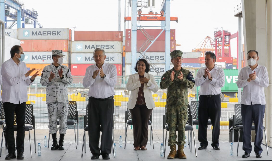 MANZANILLO, COLIMA, 17JULIO2020.- Andrés Manuel López Obrador, presidente de México, realizaron una visita al Recinto Portuario de Manzanillo, Colima. El jefe del ejecutivo fue acompañado por José Ignacio Peralta Sánchez, gobernador de Colima; Luis Cresencio Sandoval González, secretario de la Defensa Nacional; José Rafael Ojeda Durán, secretario de Marina; Alfonso Durazo Montaño, secretario de Seguridad y Protección Ciudadana; Luis Rodríguez Bucio, comandante de la Guardia Nacional y Horacio Duarte Olivares, administrador general de Aduanas. Esto como parte de su gira de trabajo por el estado. FOTO: PRESIDENCIA /CUARTOSCURO.COM