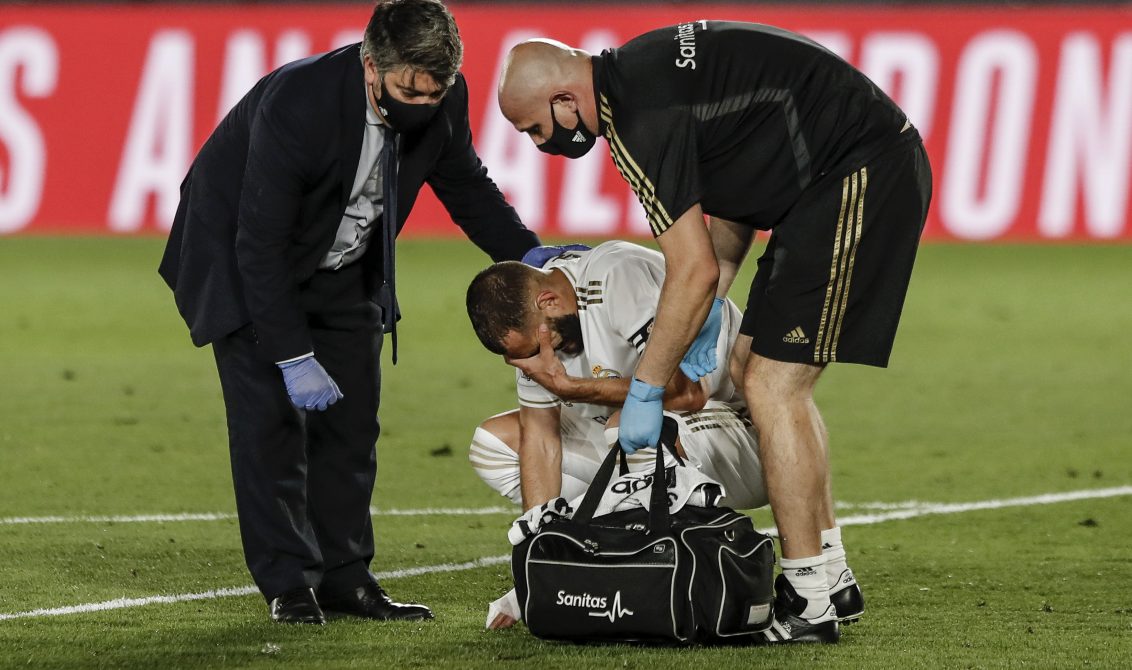 10 July 2020, Spain, Madrid: Real Madrid's Karim Benzema is helped after an injury during Spanish Primera Division soccer match between Real Madrid and Deportivo Alaves at the Alfredo Di Stefano stadium. Photo: Enrique de la Fuente/gtres/dpa