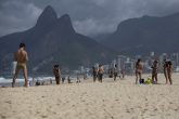 09 July 2020, Brazil, Rio De Janeiro: People enjoy the sun at Ipanema beach in Rio de Janeiro, amid the new coronavirus pandemic. Photo: O Globo/GDA via ZUMA Wire GDA via ZUMA Wire/dpa