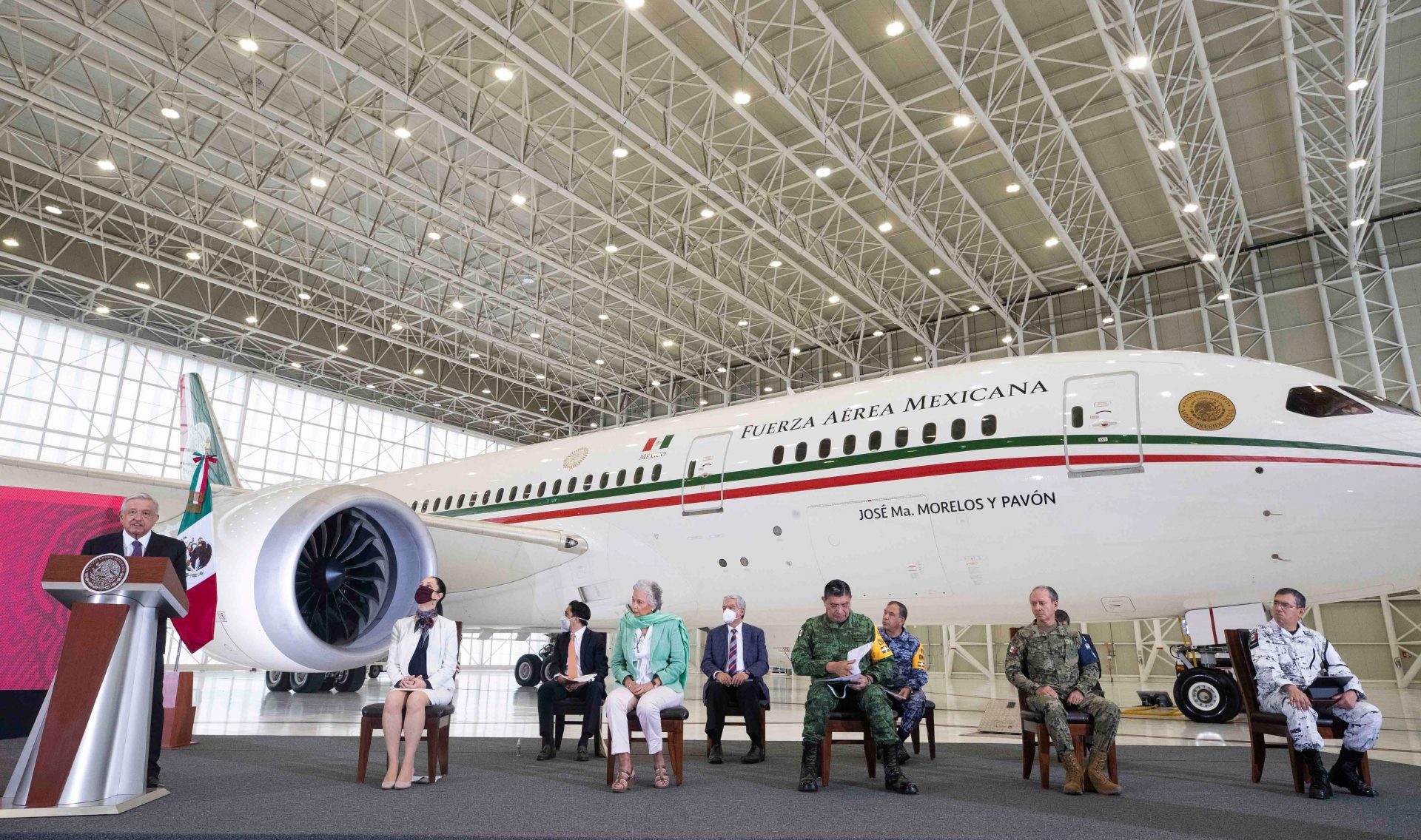 CIUDAD DE MÉXICO, 27JULIO2020.- Andrés Manuel López Obrador, Presidente de México, ofreció su conferencia de prensa en el Hangar de la Fuerza Aérea Mexicana en donde se alberga el avión presidencial TP-01 "José María Morelos y Pavón", el cual aún esta en proceso de venta. Lo acompañaron Luis Cresencio Sandoval González, secretario de la Defensa Nacional; José Rafael Ojeda Durán, secretario de Marina; Claudia Sheinbaum Pardo, jefa de Gobierno de la Ciudad de México; Olga Sánchez Cordero, Secretaria de Gobernación; Jorge Mendoza Sánchez, director general del Banco Nacional de Obras y Servicios Públicos (Banobras) y Ernesto Prieto Ortega, director general de la Lotería Nacional para la Asistencia Pública y Ricardo Sheffield Padilla, titular de la Procuraduría Federal del Consumidor (Profeco). FOTO: PRESIDENCIA/CUARTOSCURO.COM
