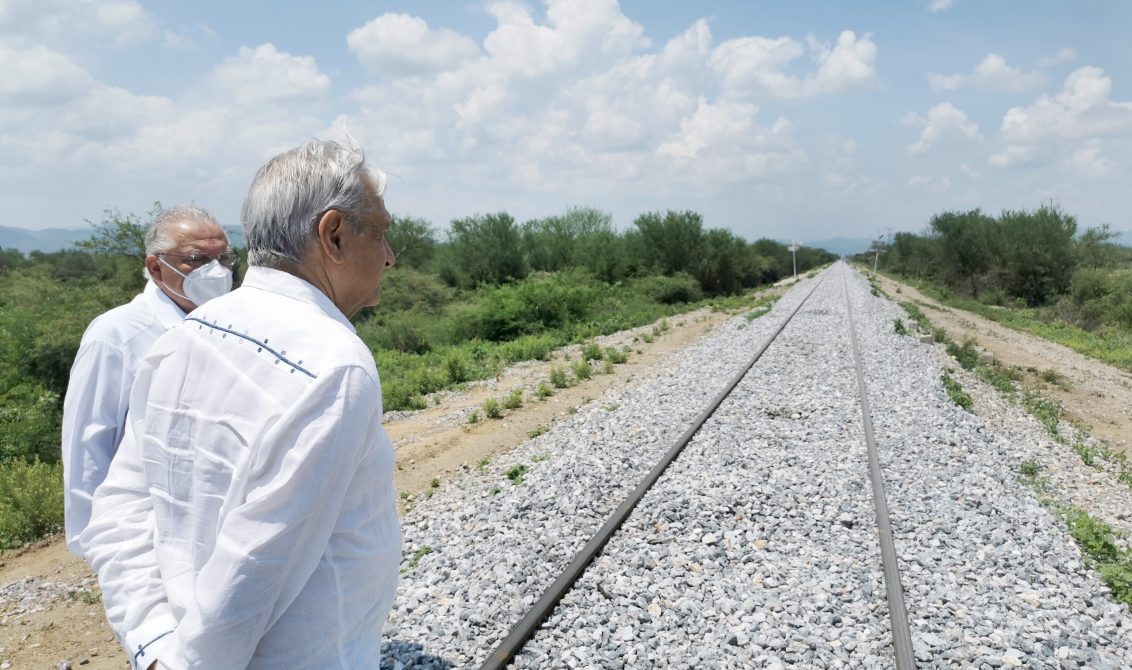 IXTEPEC, OAXACA, 24JULIO2020.- Andrés Manuel López Obrador, presidente de México, presidió la supervisión de la rehabilitación de la vía del ferrocarril del Istmo de Tehuantepec en la Antigua Estación de Ixtepec, Oaxaca. El jefe del ejecutivo estuvo acompañado por el gobernador del estado Alejandro Murat. Foto: PRESIDENCIA /CUARTOSCURO.COM