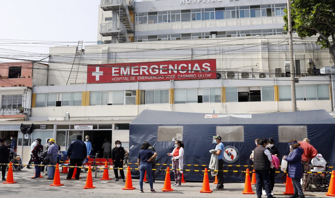 (200703) -- LIMA, 3 julio, 2020 (Xinhua) -- Personas se forman para recibir atención médica frente al Hospital de Emergencias José Casimiro Ulloa durante el estado de emergencia por la enfermedad causada por el nuevo coronavirus (COVID-19), en Lima, Perú, el 3 de julio de 2020. De acuerdo con el recuento del viernes del Centro de Ciencia e Ingeniería de Sistemas de la Universidad Johns Hopkins, Perú ha registrado 292.004 casos confirmados, 10.045 y 182.097 curados de la COVID-19. (Xinhua/Mariana Bazo) (mb) (mm) (vf) (dp)