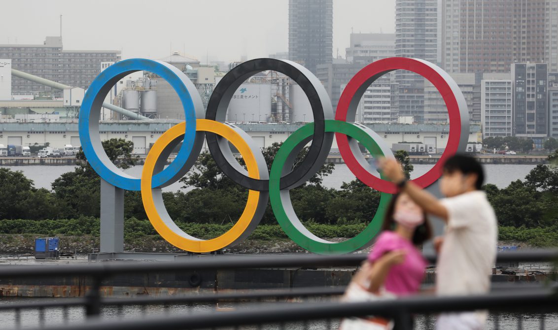 (200717) -- TOKIO, 17 julio, 2020 (Xinhua) -- Imagen del 17 de julio de 2020 de los Aros Olímpicos en el Parque Marino Odaiba, en Tokio, Japón. Los pospuestos Juegos Olímpicos de Tokio se llevarán a cabo en las mismas sedes bajo un calendario casi idéntico al planificado antes de que los Juegos fueran retrasados debido a la pandemia de la COVID-19 en marzo, anunciaron el viernes los organizadores de los Juegos. (Xinhua/Du Xiaoyi) (mm) (da) (dp)