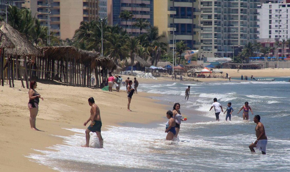 13de Julio del 2020 Acapulco, Guerrero. Un grupo de bañistas ayer en la playa Tamarindos. Foto: Carlos Alberto Carbajal