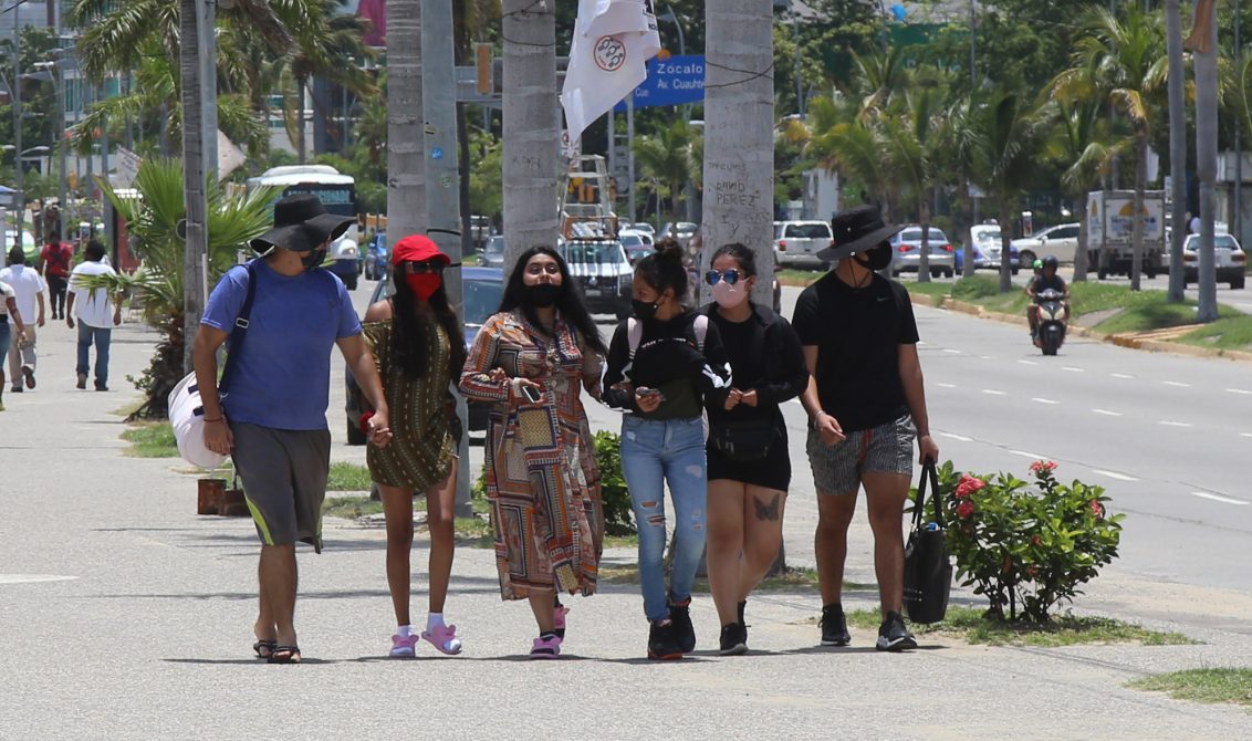 30 de Julio del 2020 Acapulco, Guerrero. Jóvenes turistas pasen utilizando cubre bocas por la costera. Foto: Carlos Alberto Carbajal
