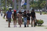 30 de Julio del 2020 Acapulco, Guerrero. Jóvenes turistas pasen utilizando cubre bocas por la costera. Foto: Carlos Alberto Carbajal
