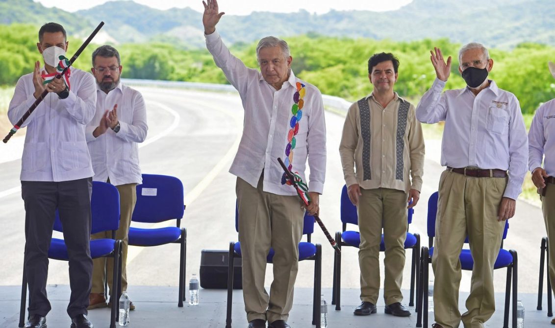 SANTA MARÍA COLOTEPEC, OAXACA, 26JULIO2020.- Andrés Manuel López Obrador, presidente Constitucional de los Estados Unidos Mexicanos encabezó la Supervisión de la Autopista Barranca Larga-Ventanilla, Santa María Colotepec, Oaxaca. Lo acompañaron Jorge Mendoza Sánchez, Director General de Banobras; Alejandro Murat Hinojosa, Gobernador de Oaxaca; Jorge Nuño Lara, titular de la Unidad de Inversiones de la Secretaría de Hacienda y Crédito Público; Jesús Ramírez Cuevas, Coordinador General de Comunicación Social y Vocero del Gobierno de México; Jorge Arganis Díaz Leal, Secretario de Comunicaciones y Transportes; Carmelo Cruz Mendoza, presidente municipal de Santa María Colotepec y Cedric Iván Escalante Sauri, subsecretario de Infraestructura de la SCT. FOTO: PRESIDENCIA/CUARTOSCURO.COM