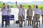 SANTA MARÍA COLOTEPEC, OAXACA, 26JULIO2020.- Andrés Manuel López Obrador, presidente Constitucional de los Estados Unidos Mexicanos encabezó la Supervisión de la Autopista Barranca Larga-Ventanilla, Santa María Colotepec, Oaxaca. Lo acompañaron Jorge Mendoza Sánchez, Director General de Banobras; Alejandro Murat Hinojosa, Gobernador de Oaxaca; Jorge Nuño Lara, titular de la Unidad de Inversiones de la Secretaría de Hacienda y Crédito Público; Jesús Ramírez Cuevas, Coordinador General de Comunicación Social y Vocero del Gobierno de México; Jorge Arganis Díaz Leal, Secretario de Comunicaciones y Transportes; Carmelo Cruz Mendoza, presidente municipal de Santa María Colotepec y Cedric Iván Escalante Sauri, subsecretario de Infraestructura de la SCT. FOTO: PRESIDENCIA/CUARTOSCURO.COM