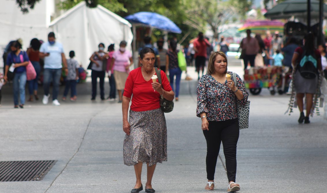 Chilpancingo gro, 30 de julio 2020. // Sin usar cubrebocas como lo marcan las medidas sanitarias para evitar la propagación del Covid-19, dos mujeres disfrutan de un helado en el centro de Chilpancingo. // Foto: Jesús Eduardo Guerrero