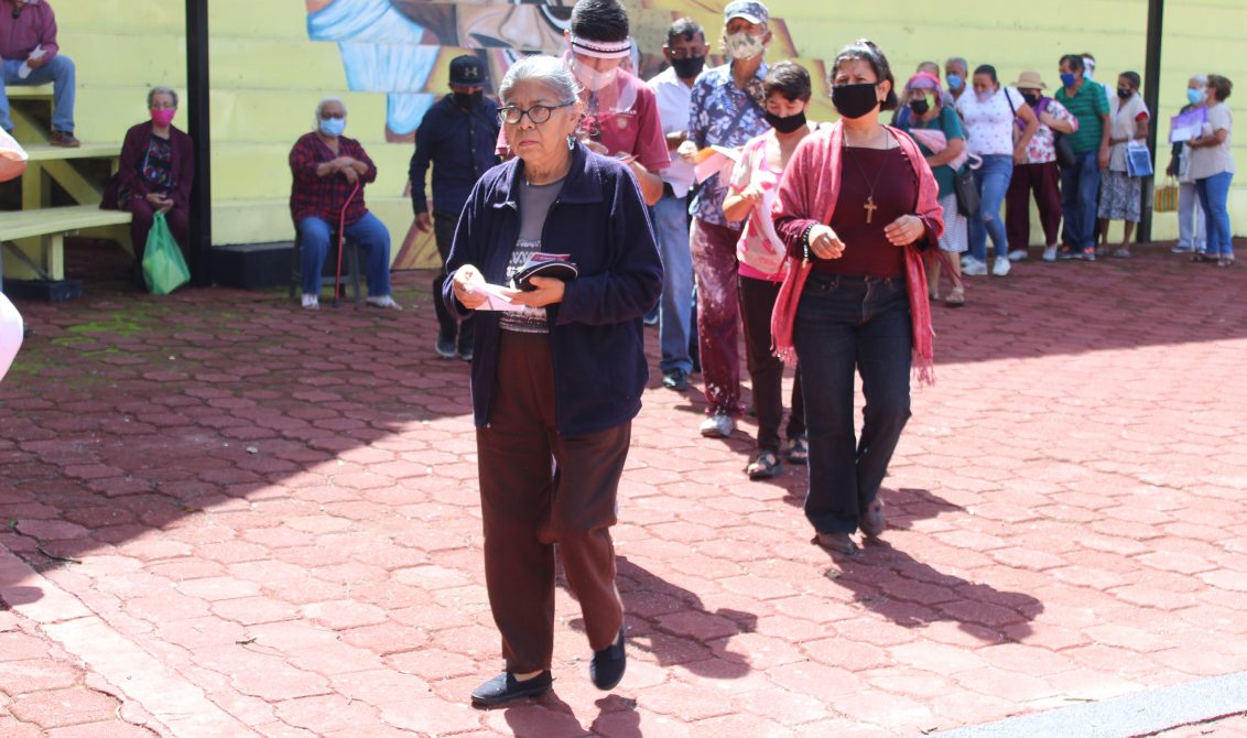 Chilpancingo gro, 16 de julio 2020. // Sin medidas de prevención como la sana distancia y el uso de cubrebocas adultos mayores y madres solteras se aglomeraron en las instalaciones de la feria de navidad y año nuevo de esta ciudad para realizar sus trámites de pensión que les otorga la Secretaría del Bienestar Federal. // Foto: Jesús Eduardo Guerrero