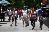 jnt-zocalo-camina-normalidad.jpg: Chilpancingo, Guerrero 20 de julio del 2020// Familias caminan en el zócalo de Chilpancingo, en el nueva normalidad, con el coronavirus. Foto: Jessica Torres Barrera