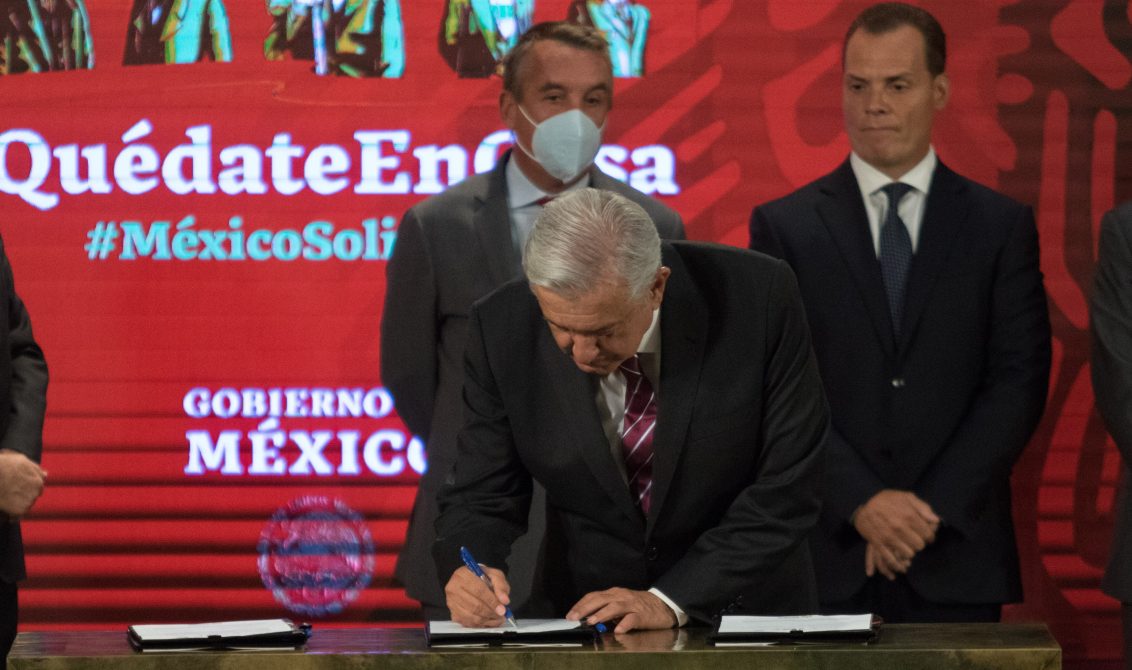 CIUDAD DE MÉXICO, 03AGOSTO2020.- El Presdiente de México Andrés Manuel López Obrador, durante la conferencia de todas las mañanas, en el salón tesorería de Palacio Nacional. Empresarios dueños de televisoras, firmaron un convenio con el primer mandatario del país, para transmitir clases en vivo. FOTO: VICTORIA VALTIERRA/CUARTOSCURO.COM