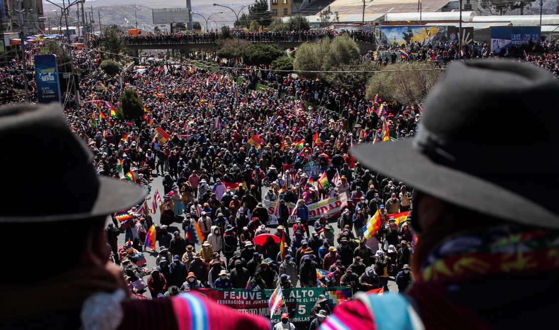 (200814) -- EL ALTO, 14 agosto, 2020 (Xinhua) -- Personas participan en una manifestación para exigir la renuncia de Jeanine Añez, líder del gobierno interino de Bolivia apoyado por la oposición, en El Alto, Bolivia, el 14 de agosto de 2020. Jeanine Añez promulgó el jueves la ley que define elecciones impostergables como límite el 18 de octubre de este año, acuerdo que fue rechazado por la Central Obrera Boliviana y los movimientos sociales que mantienen una huelga y un bloqueo de caminos. (Xinhua/Mateo Romay) (mr) (mm) (vf) (dp)