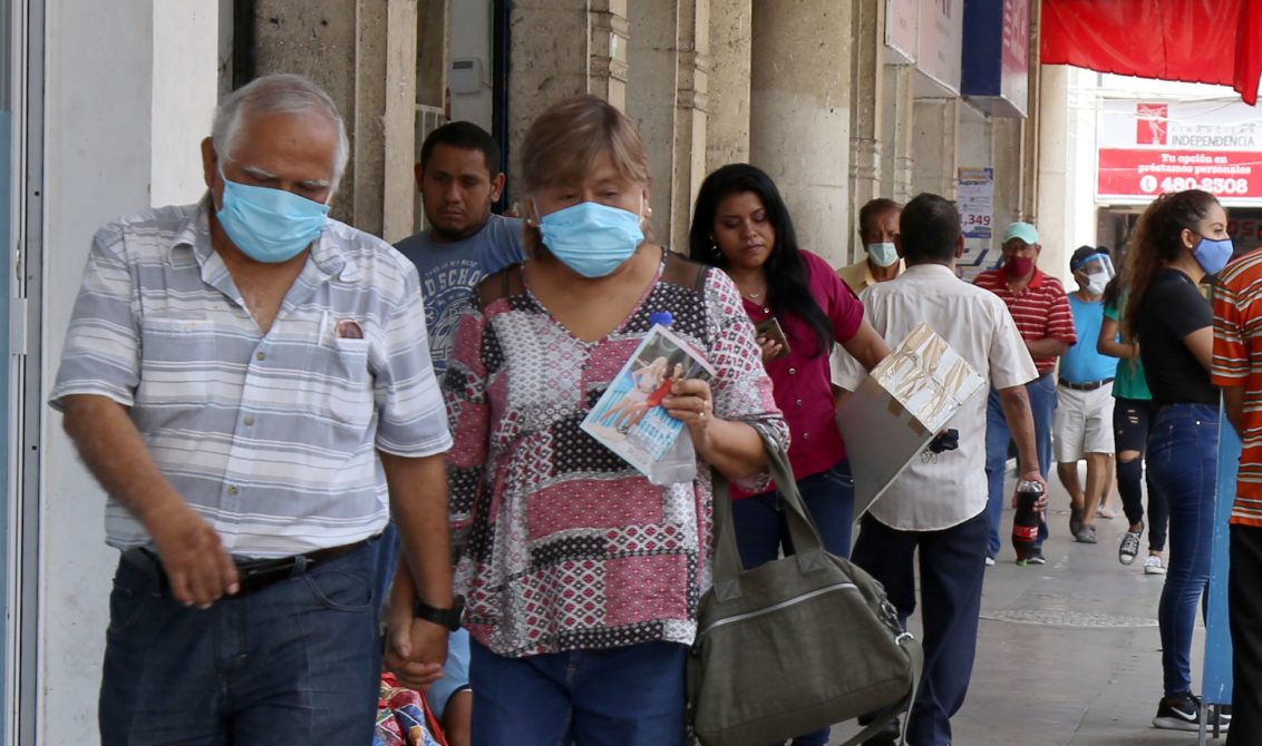 4 de agosto del 2020 Acapulco, Guerrero. A pesar de su uso obligatorio para prevenir contagios de covid-19 algunas personas aun continúan sin utilizar cubre bocas en las calles del centro de Acapulco. Foto: Carlos Alberto Carbajal