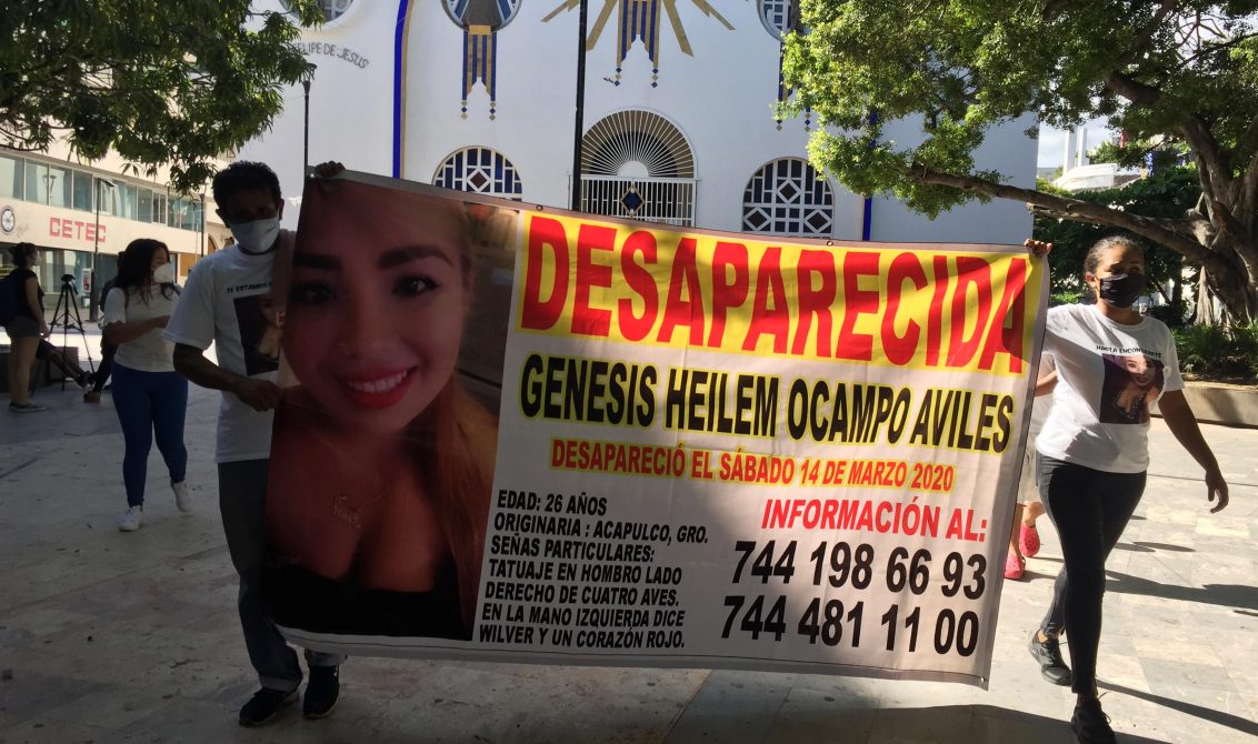 Acapulco,Gro/30Agosto2020/ Familiares y amigos de la joven Génesis Ocampo que desapareció desde marzo en el Coloso durante la marcha en la Costera Acapulco, al salir de misa en la Catedral del Zócalo. Foto: Jesús Trigo