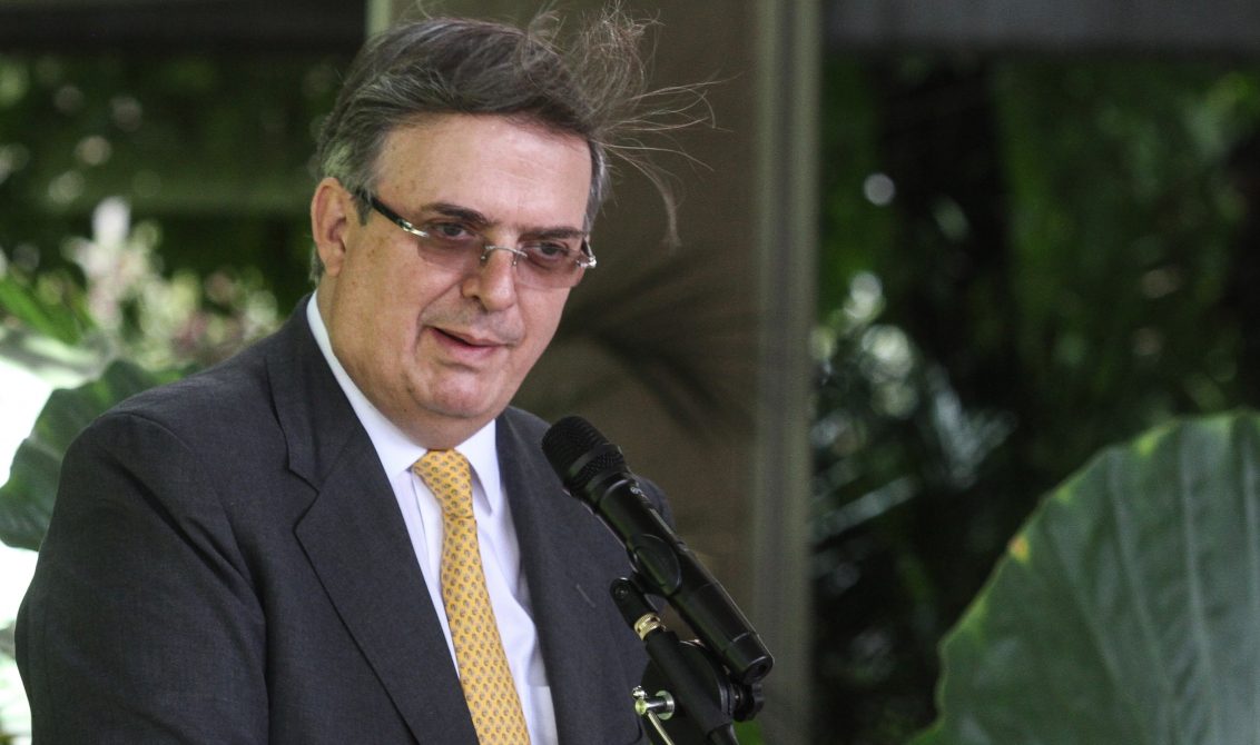 CIUDAD DE MÉXICO, 03SEPTIEMBRE2020.- Marcelo Ebrad, secretario de Relación Exteriores, Héctor Valle, presidente de Fundalud, Tagir Sitdekov, del Fondo de Inversión Directa de Rusia, durante la presentación de resultados de Funsalud, en donde se destacó a Marath Bolaños, por el proyecto del ventilador totalmente mexicano, así mismo se puso como objetivo incrementar las pruebas para la detención de COVID-19 en estados como Chiapas y Oaxaca. FOTO: ROGELIO MORALES /CUARTOSCURO. COM