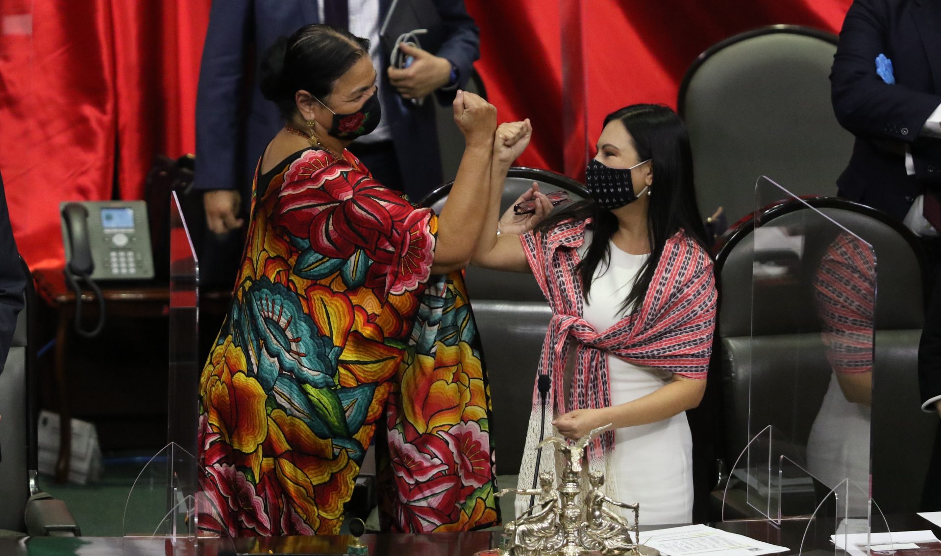 CIUDAD DE MÉXICO, 02SEPTIEMBRE2020.- Dulce María Sauri tomó protesta como nueva presidenta de la Cámara de Diputados, luego de que obtuvo 312 votos a favor. La presidenta saliente Laura Angélica Rojas le tomó juramento al cargo. FOTO: MOISÉS PABLO/CUARTOSCURO.COM