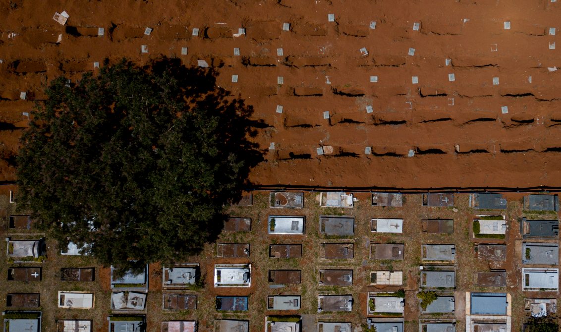 25 September 2020, Brazil, Brasilia: An aerial view of newly dug up graves at the Taguatinga cemetery as the mortality rate among the almost 4 million coronavirus patients in Brazil has reached 03 percent. Photo: Myke Sena/dpa