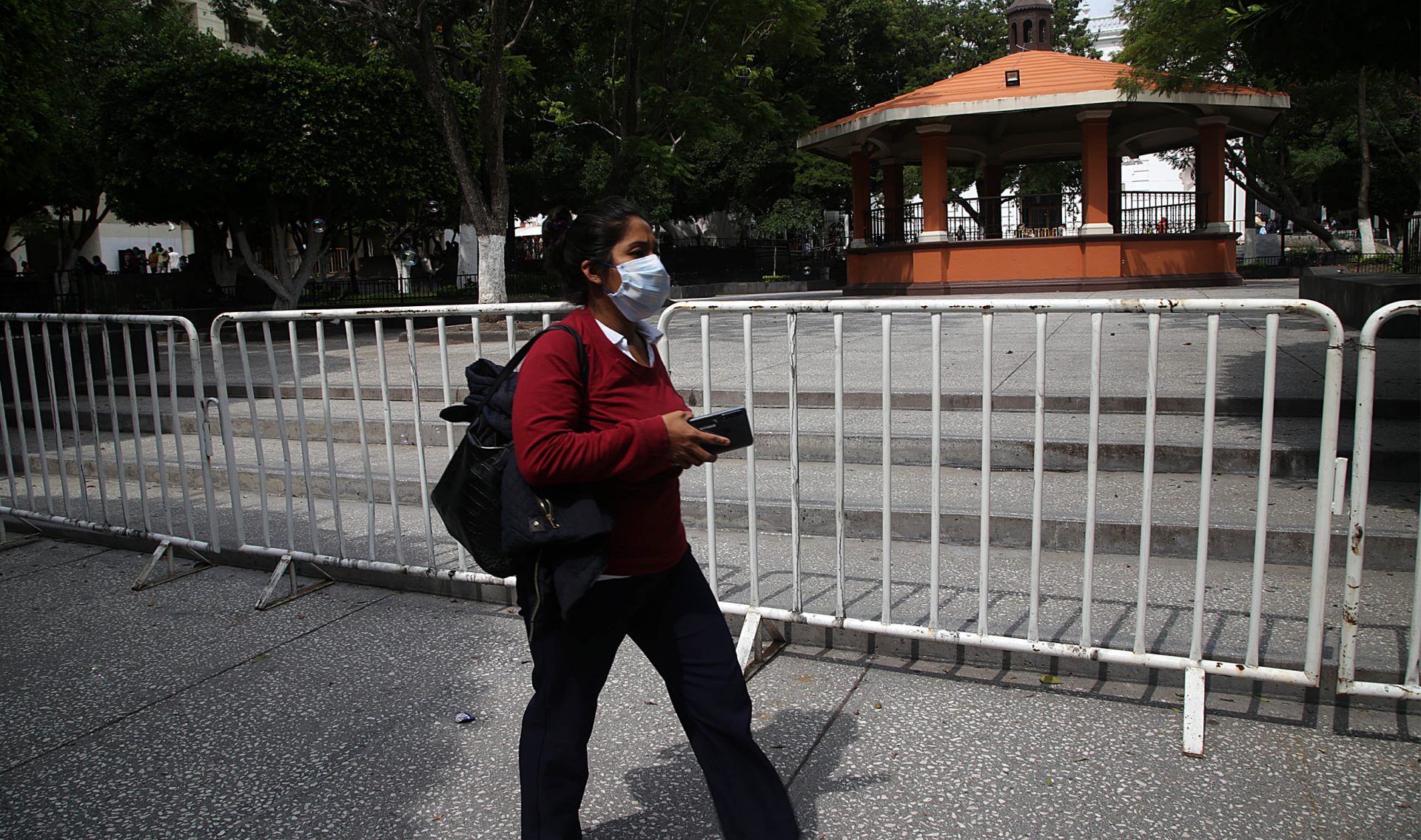 jnt-zocalo-plaza-Covid-cerrados.jpg: Chilpancingo, Guerrero 17 de septiembre del 2020// El Zócalo y la plaza cívica Primer Congreso de Anáhuac fueron cerrados con vallas, por el incremento de casos de coronavirus y tras pasar a semáforo epidemiológico naranja. Foto: Jessica Torres Barrera