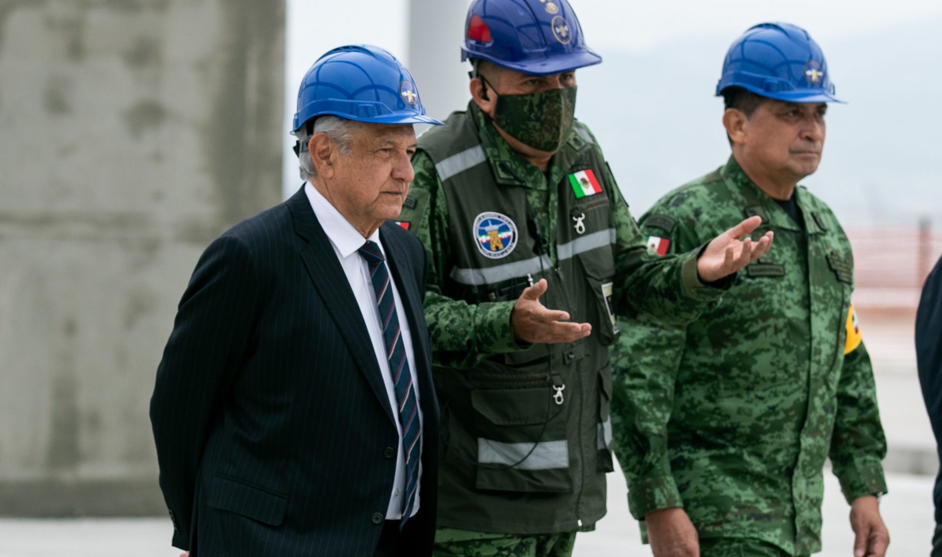 El presidente Andrés Manuel López Obrador, el general Gustavo Ricardo Vallejo, encargado de la construcción del aeropuerto de Santa Lucía, y el secretario de Defensa, Luis Cresencio Sandoval, durante el recorrido por las obras de construcción de la terminal. Foto: Cuartoscuro-Archivo