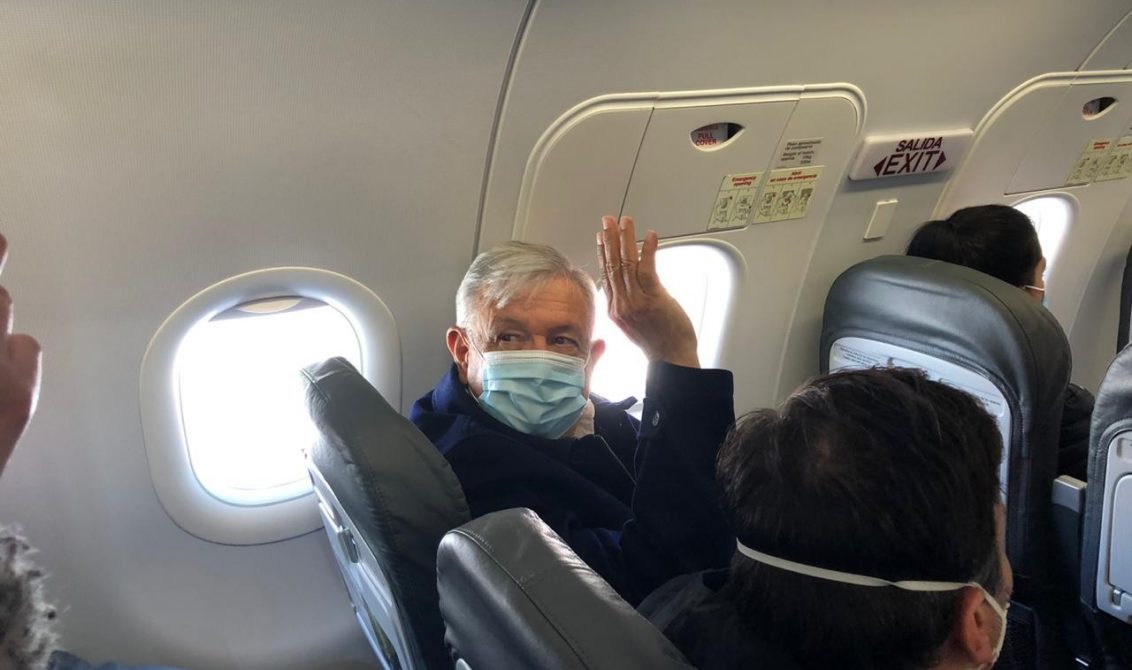 CIUDAD DE MÉXICO, 02OCTUBRE2020.- Andrés Manuel López Obrador, presidente de México, durante su salida en el avión que lo llevaría a Ciudad Juárez Chihuahua. FOTO: CUARTOSCURO.COM