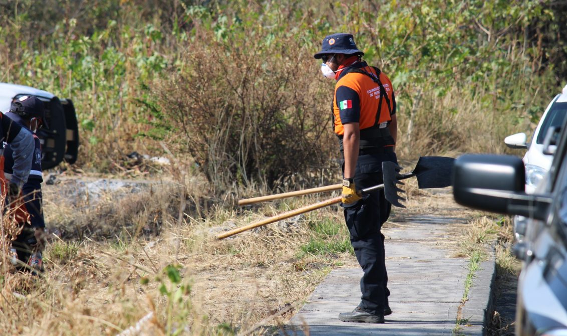 SALVATIERRA, GUANAJUATO, 29OCTUBRE2020.- Las Comisiones Estatal y Nacional de Búsquedas de Personas informaron que supuestamente encontraron 59 cuerpos en varias fosas clandestinas descubiertas en la zona urbana de este municipio. Según informaron todas las víctimas de jóvenes, y hay entre 10 o 15 mujeres. Las acciones comenzaron el 20 de octubre en varios terrenos en el Barrio de San Juan. En los trabajos de búsqueda participan el colectivo Mariposas Destellando Buscando Corazones y Justicia, la Agencia de Investigación Criminal, Ejército y Guardia Nacional. FOTO: DIEGO COSTA/CUARTOSCURO.COM