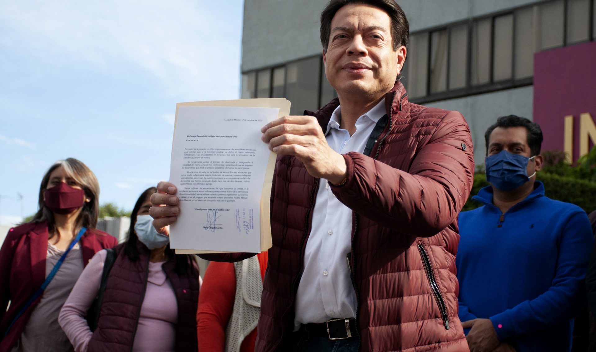 CIUDAD DE MÉXICO, 12OCTUBRE2020.- El diputado por Morena y candidato a la presidencia nacional del mismo partido, acudió al Instituto Nacional Electoral (INE) para solicitarle al Consejo General que aceleren los procesos para presentar la metodología y fecha de la tercera encuesta y disolver el empate entre él y Porfirio Muñoz Ledo, al lugar, el coordinador morenista estuvo acompañado por otros legisladores de su bancada. FOTO: DANIEL AUGUSTO /CUARTOSCURO.COM