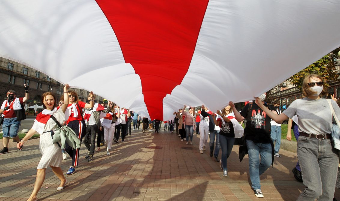 04 October 2020, Ukraine, Kiev: Demonstrators with Belarusian flags march at the Independence Square during a demonstration in solidarity with Belarusian demonstrators against the election results. Photo: Pavlo Gonchar/SOPA Images via ZUMA Wire/dpa