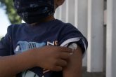 jnt-niño-vacuna-influenza.jpg: Chilpancingo, Guerrero 05 de octubre del 2020// Un niño sale del centro de salud ubicado en la avenida Benito Juárez, en la colonia Centro, tras ser vacunado contra la influenza. Foto: Jessica Torres Barrera
