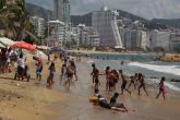 16 de Octubre del 2020 Acapulco, Guerrero. Bañistas en la popular playa Papagayo. Foto: Carlos Alberto Carbajal