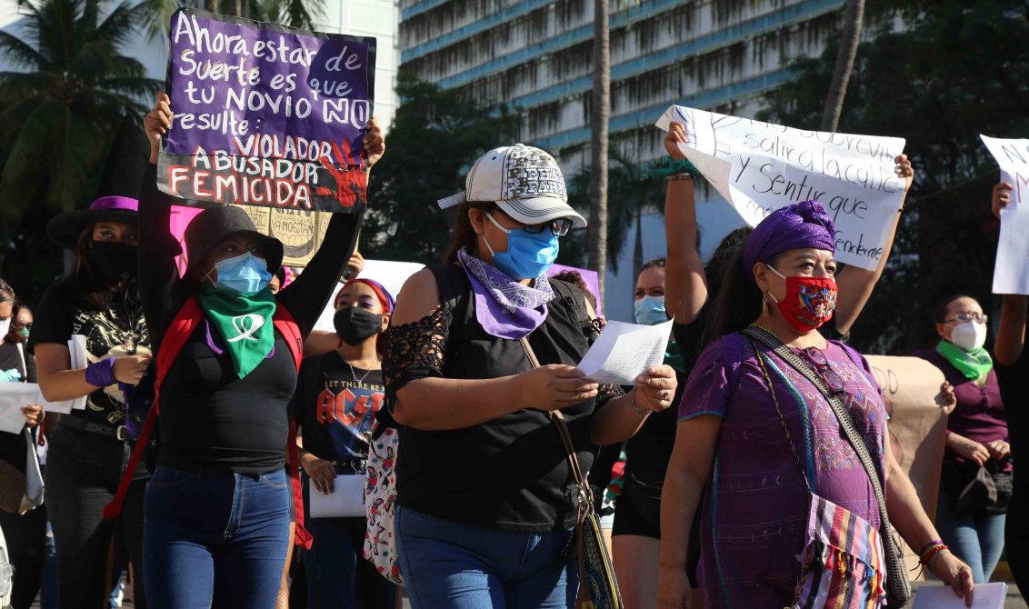 25 de Noviembre del 2020 Acapulco, Guerrero. Mujeres que integran la Red Feminista de Acapulco Revolución Violeta durante la marcha en la costera en conmemoración por el Día Mundial de la Eliminación de la Violencia contra la Mujer. Foto: Carlos Alberto Carbajal