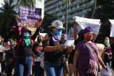 25 de Noviembre del 2020 Acapulco, Guerrero. Mujeres que integran la Red Feminista de Acapulco Revolución Violeta durante la marcha en la costera en conmemoración por el Día Mundial de la Eliminación de la Violencia contra la Mujer. Foto: Carlos Alberto Carbajal