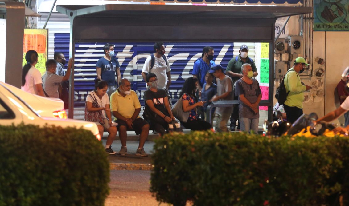 Acapulco,Gro/25Noviembre2020/ Ciudadanos esperando el transporte Acabús en la para Las Anclas de la avenida Wilfrido Massieu en Acapulco. Foto: Jesús Trigo