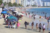 Acapulco,Gro/30Noviembre2020/ Concurrida de visitantes la tarde de ayer en la playa Papagayo, en el puerto de Acapulco. Foto: Jesús Trigo