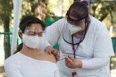 Una enfermera recibe la dosis de la vacuna contra el Covid-19 en el Heroico Colegio Militar, ubicado en la Ciudad de México. Foto: Cuartoscuro