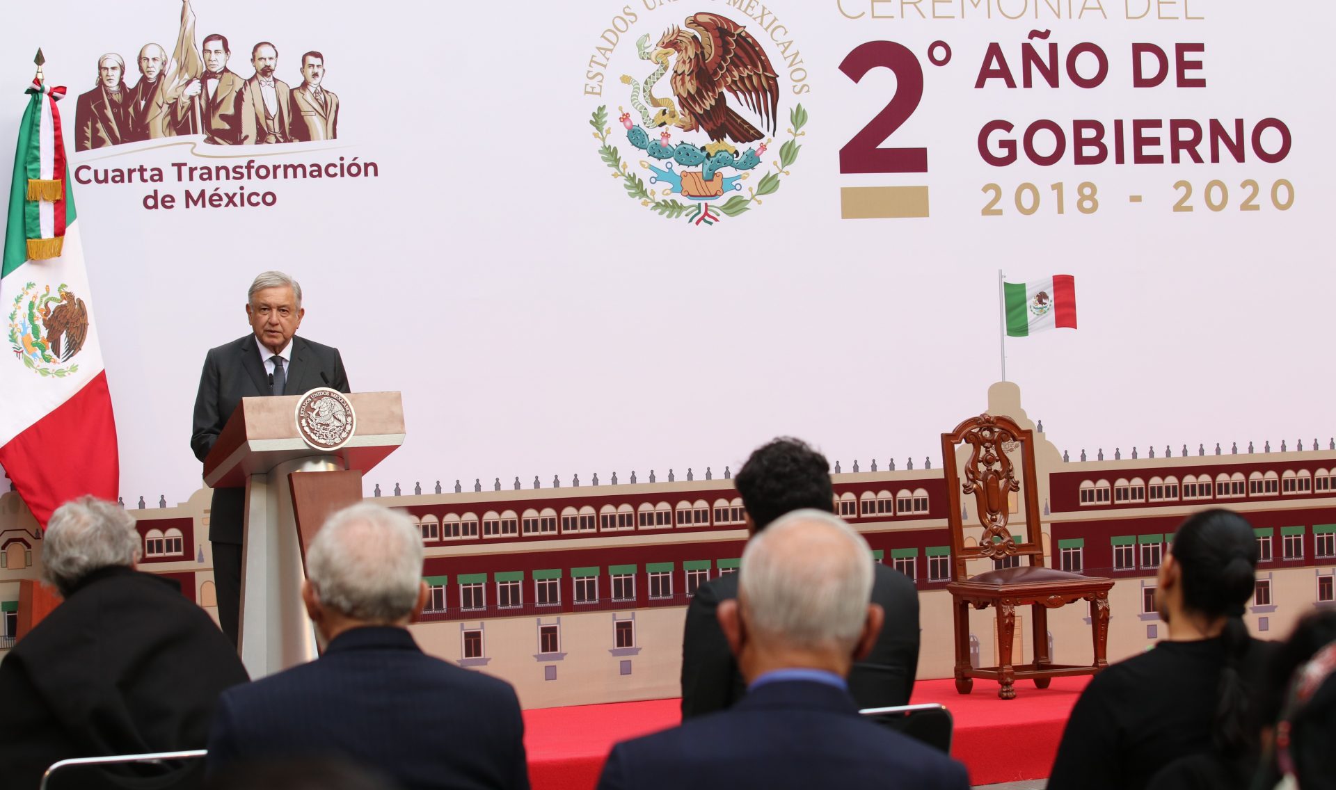 CIUDAD DE MÉXICO, 01DICIEMBRE2020.- Andrés Manuel López Obrador, Presidente Constitucional de los Estados Unidos Mexicanos, ofreció su segundo informe de Gobierno, en Palacio Nacional. Lo compañaron una pequeña comitiva integrantes de su gabinete, empresario, y representantes del poder judicial y legislativo. FOTO: GRACIELA LÓPEZ/CUARTOSCURO.COM