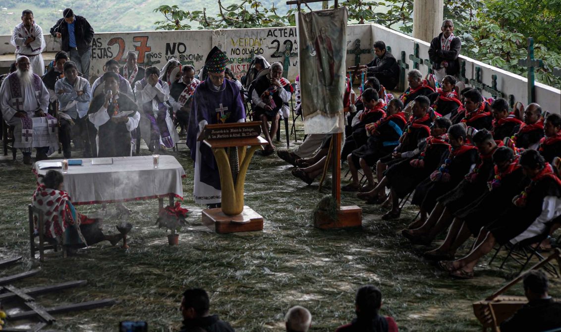ACTEAL, CHIAPAS, 22DICIEMBRE2020.- Se llevó a cabo la conmemoración del 23 aniversario de la Masacre de Acteal donde cuarenta y cinco personas fueron asesinadas mientras celebraban una misa en el lugar de encuantro de la Organización de la Sociedad Civil Las Abejas. Durante el evento los integrantes de la organización pidieron a la Corte Interamericana de Derechos Humanos agilice la emisión del Informe de Fondo sobre el caso 12790 y haga públicas las conclusions de la investigación, el gobierno mexicano el pasado mes de septiembre acepto en un acto public la responsabilidad sobre la massacre, pero no ha habido juicios a los actors intelectuales. FOTO: JOSÉ SANTIZ /CUARTOSCURO.COM