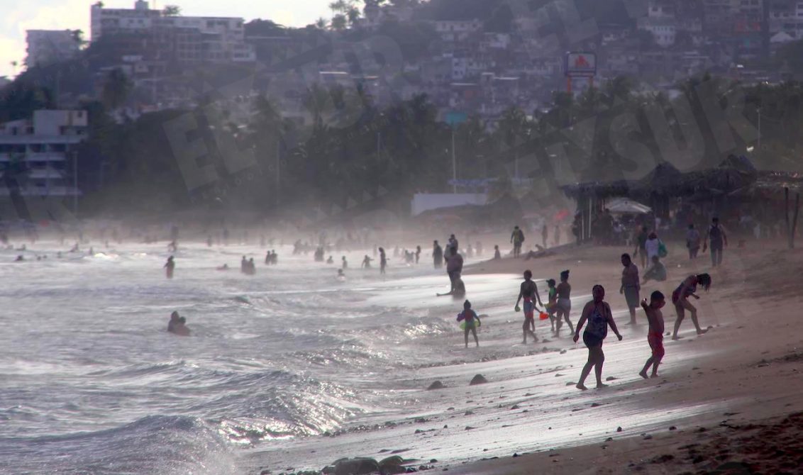 10-octubre 2020 Acapulco, Gro. Decenas de turistas conviven en las playas Carabalí y Tamarindos, el sábado por la tarde. Foto: Carlos Alberto Carbajal