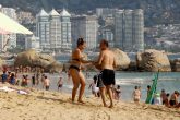 25 de Diciembre del 2020 Acapulco, Guerrero. Una pareja de turistas se divierte bailando en la playa El Morro. Foto: Carlos Alberto Carbajal