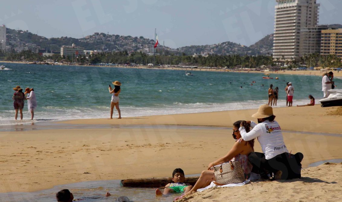 11 de Diciembre del 2020 Acapulco, Guerrero. Turistas en la playa El Morro. Foto: Carlos Alberto Carbajal
