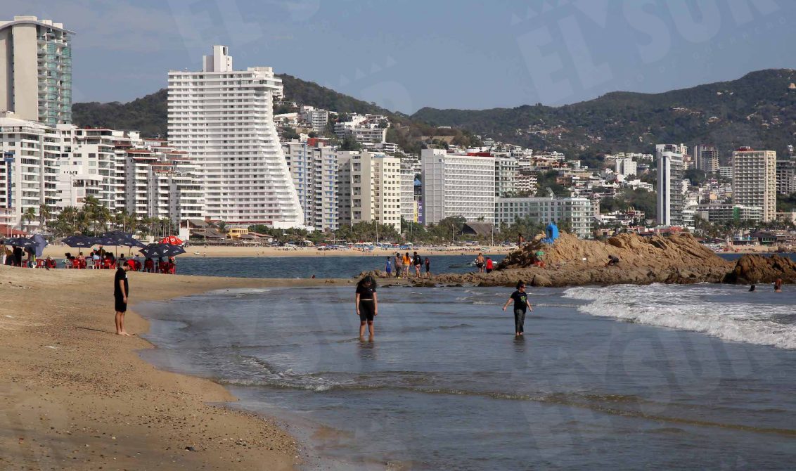 10 de Diciembre del 2020 Acapulco, Guerrero. Pocos bañistas se observaron en la playa Papagayo, en donde los pocos visitantes disfrutaron de la tranquilidad del mar, debido al fenómeno de marea baja que se presenta entre los meses de diciembre a febrero en las playas del puerto. Foto: Carlos Alberto Carbajal