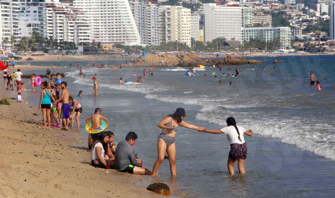27 de Noviembre del 2020 Acapulco, Guerrero. Bañistas captados en la playa Carabalí. Foto: Carlos Alberto Carbajal