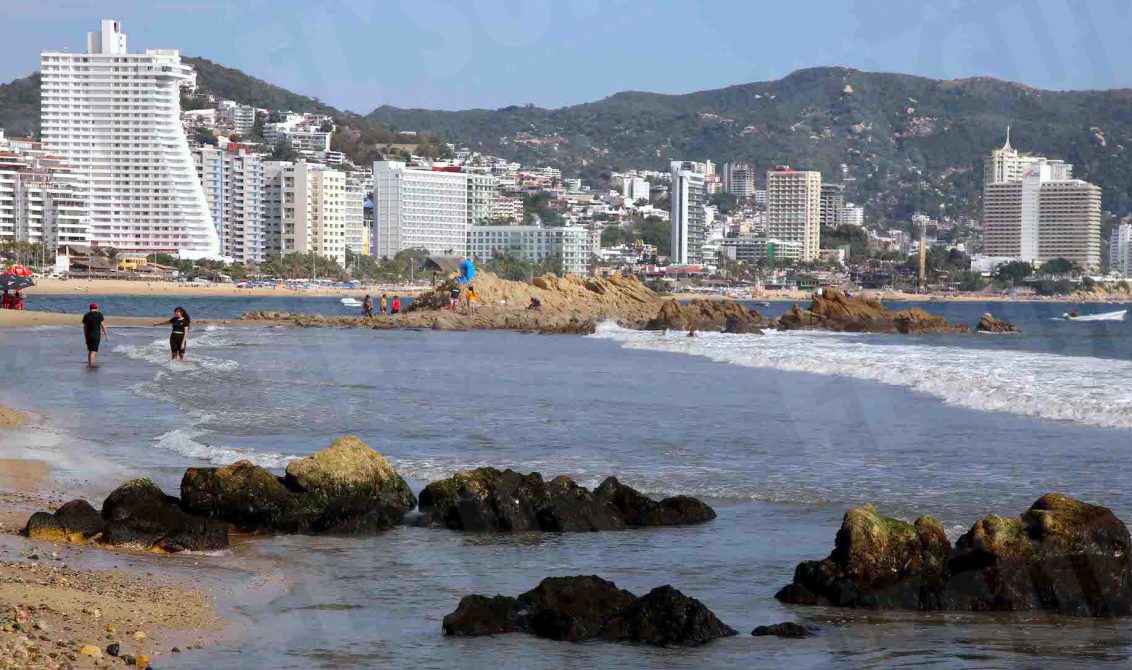 10 de Diciembre del 2020 Acapulco, Guerrero. Rocas que regularmente se encuentran bajo el mar se encuentran bajo el mar quedaron al descubierto en la playa Papagayo, debido a la marea baja que se presenta entre los meses de diciembre a febrero en las playas del puerto. Foto: Carlos Alberto Carbajal