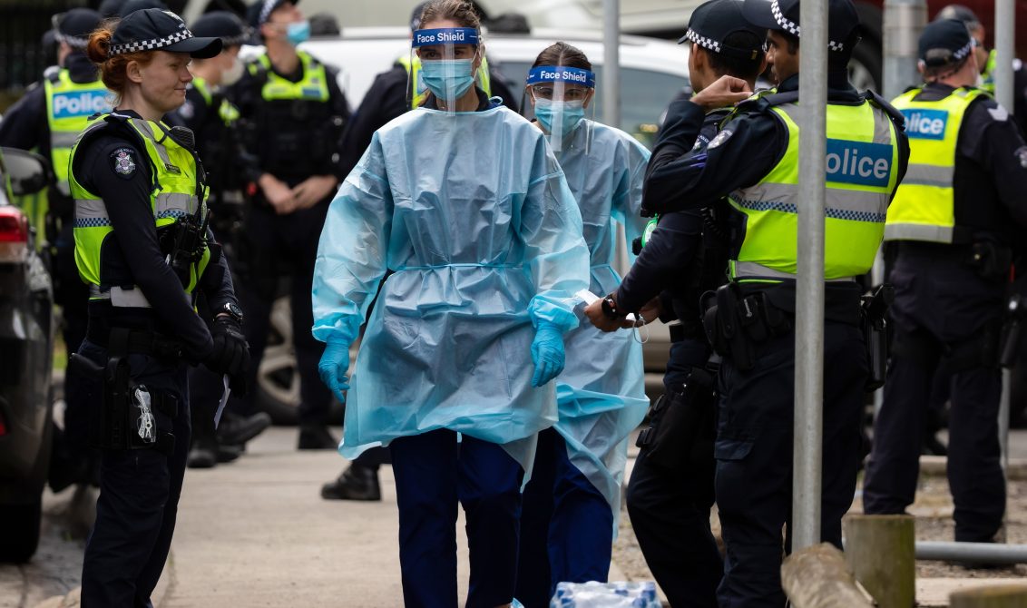 25/08/2020 Un grupo de agentes de la Policía de Melbourne escolta a trabajadores sanitarios, durante la crisis del coronavirus. SOCIEDAD OCEANÍA AUSTRALIA OCEANÍA INTERNACIONAL SPEED MEDIA / ZUMA PRESS / CONTACTOPHOTO