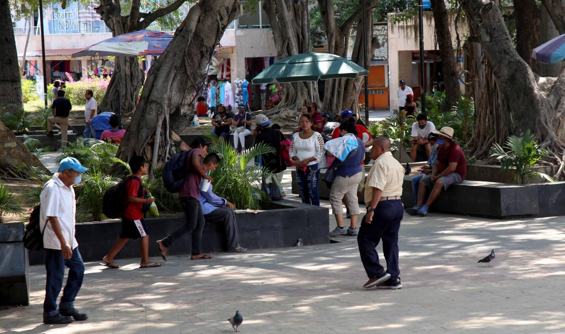 30 de Noviembre del 2020 Acapulco, Guerrero. El zócalo de Acapulco uno de los lugares en donde mas personas se concentran, y en ocasiones sin guardar las medidas sanitarias necesarias para evitar contagios de covid-19. Foto: Carlos Alberto Carbajal