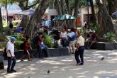 30 de Noviembre del 2020 Acapulco, Guerrero. El zócalo de Acapulco uno de los lugares en donde mas personas se concentran, y en ocasiones sin guardar las medidas sanitarias necesarias para evitar contagios de covid-19. Foto: Carlos Alberto Carbajal